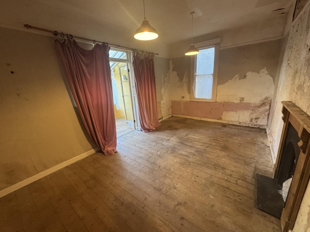 Lot: 165 - DETACHED HOUSE FOR IMPROVEMENT - Dining room